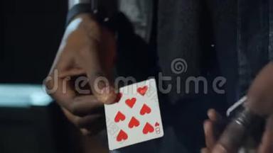 魔术师用卡片表演魔术